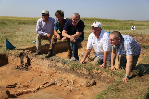 Udgravning af et skelet fra de jæger-samlere, der var de første i verden til at tæmme hesten.