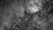 Det første testbillede fra et af de fire kameraer på TESS viser mere end 200 000 stjerner i retning af stjernebilledet Sydkorset. En af de nærmeste stjerner, Beta Centauri eller Hadar er den klareste stjerne nederst i billedet. Når kameraerne på TESS er endeligt justerede, vil stjernerne stå meget skarpere end her.