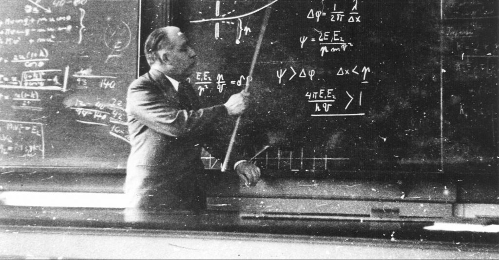 Niels Bohr foran en tavle. Foto: Niels Bohr Archive