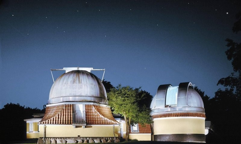 Here the Ole Rømer Observatory is pictured under a clear night sky. 