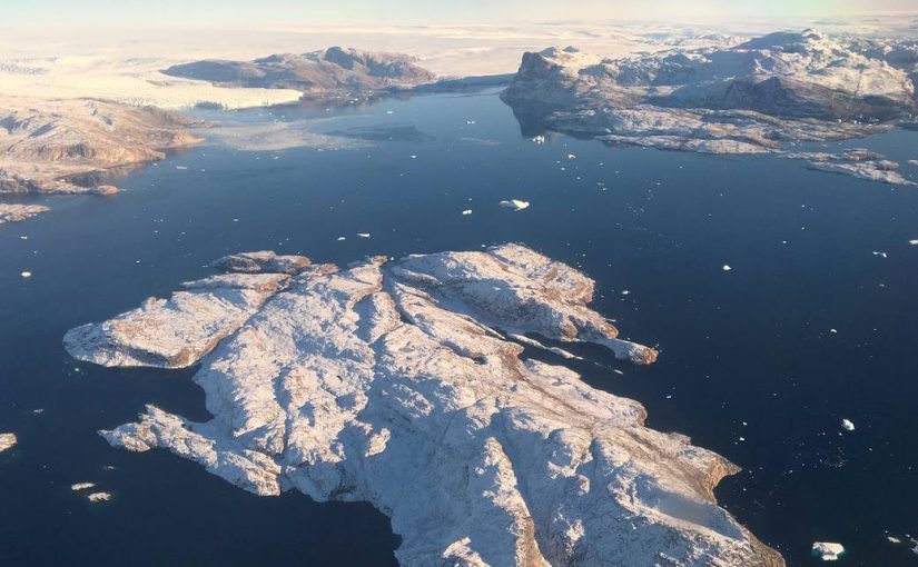 Luftfoto af en smeltende gletsjer på Grønland.