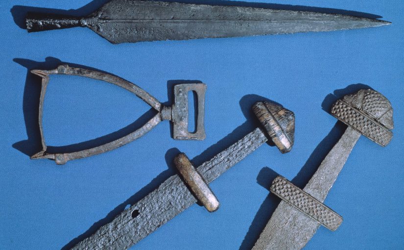 Foto af sværd og stibøjle fra Vikingetiden. Foto af Lennart Larsen/Nationalmuseet