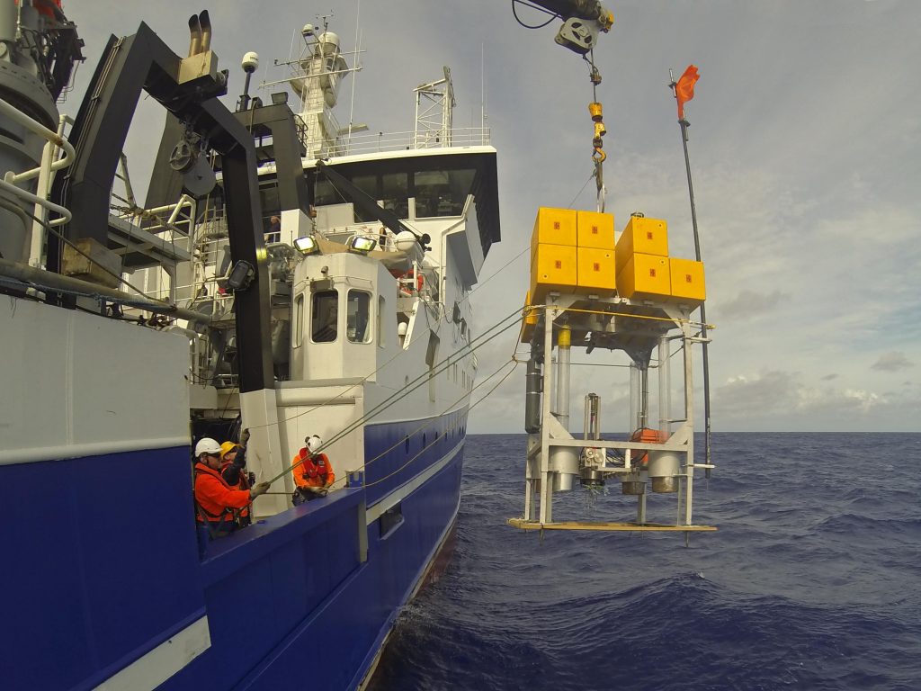 Billedet viser en central del af HADAL's forskning ude på havet, hvor man er i færd med at nedsænke et af centerets redskaber til at undersøde dybhavet.