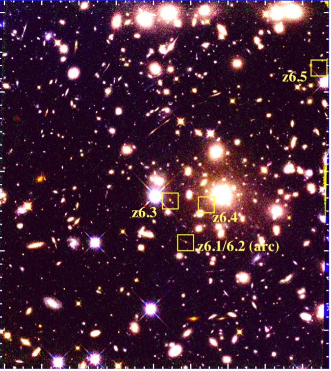 Den nyopdagede galakse "RXCJ0600-z6" bagved en tung galaksehob ses som små lyspletter flere steder på himlen, markeret med de gule firkanter. 