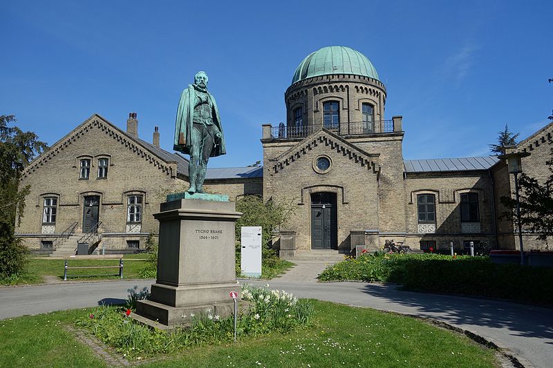Billede af Tycho Brahe statuen og observatoriet i Botanisk Have på Øster Voldgade
